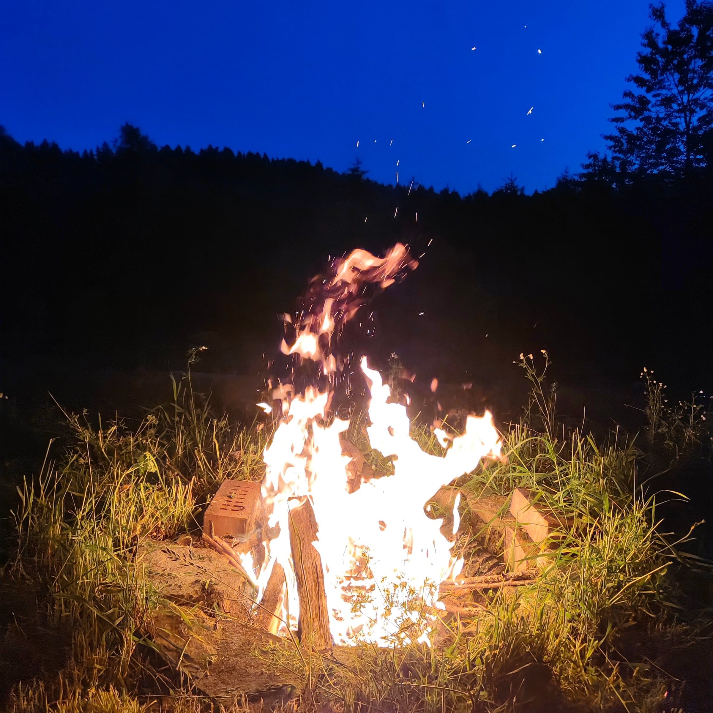 Ein Lagerfeuer unter dem Abendhimmel